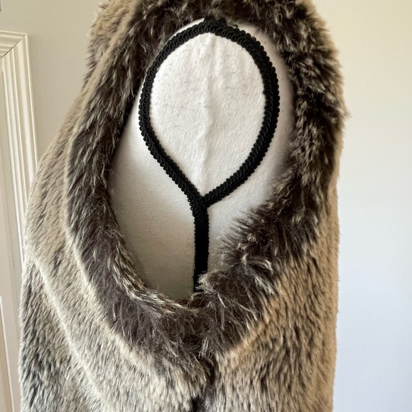 Outdoor Edition by Parkhurst faux fur vest in a size S/P mob wife fur brown - Picture 8 of 15